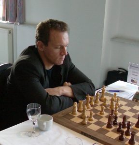 Sune Berg Hansen er først i 1971. Har har studeret cand.polit. I 1998 blev han stormester i skak, og siden 7-dobbelt Danmarksmester i skak i 2002, 2005, 2006, 2007, 2009, 2012 og 2015. I flere år har han desuden ernæret sig som professionel pokerspiller, og har var fast skribent om poker på Dagbladet Politiken. Som aktiehandler har Sune Berg Hansen blandt andet deltaget i Millionærklubben på Radio24/7.