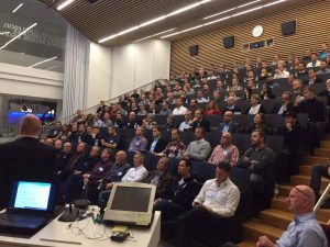 Interessen var så stor, at flere deltagere måtte sidde på trapperne i Saxo Banks auditorium.